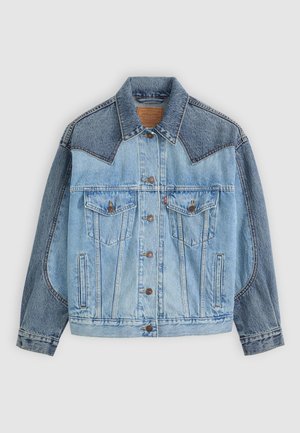 Jachetă din denim de culoare bleu deschis, cu închidere cu butoane în față, două buzunare pe piept și mâneci și petice pe umeri de o nuanță mai închisă.