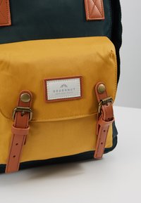 Doughnut MACAROON BACKPACK UNISEX - Mochila - slate green/yellow
