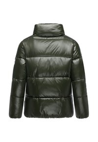 Olivgrön pufferjacka med en glansig yta, med hög krage, långa ärmar och horisontellt quiltad design för isolering.