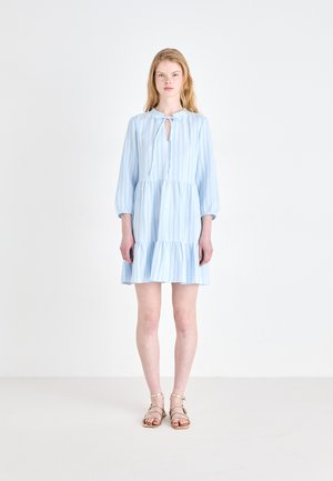 Robe rayée bleu clair avec un col à nouer, des manches trois-quarts et un ourlet à volants en cascades ; fabriquée dans un tissu doux et texturé.