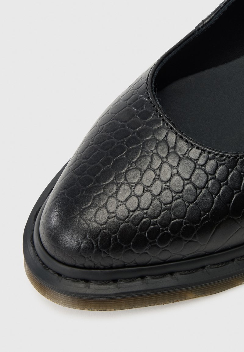 Scarpa in pelle nera con una texture a motivo serpente; design con punta affusolata e interno liscio; suola in gomma con un leggero margine.