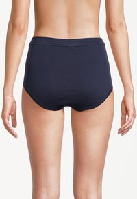 Dunkelblaue, hoch taillierte Unterwäsche mit glatter Stoffstruktur. Verfügt über einen breiten Bund und eine abgerundete Beinöffnung für Komfort.