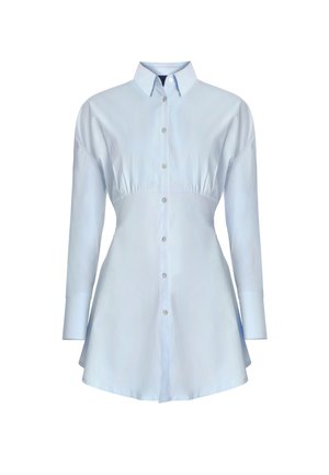 Vestito camicia azzurro chiaro a maniche lunghe con bottoni, vita aderente, colletto appuntito e orlo svasato su sfondo bianco.