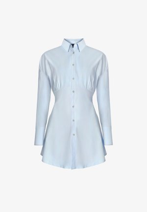 Vestito camicia azzurro chiaro a maniche lunghe con bottoni, vita aderente, colletto appuntito e orlo svasato su sfondo bianco.