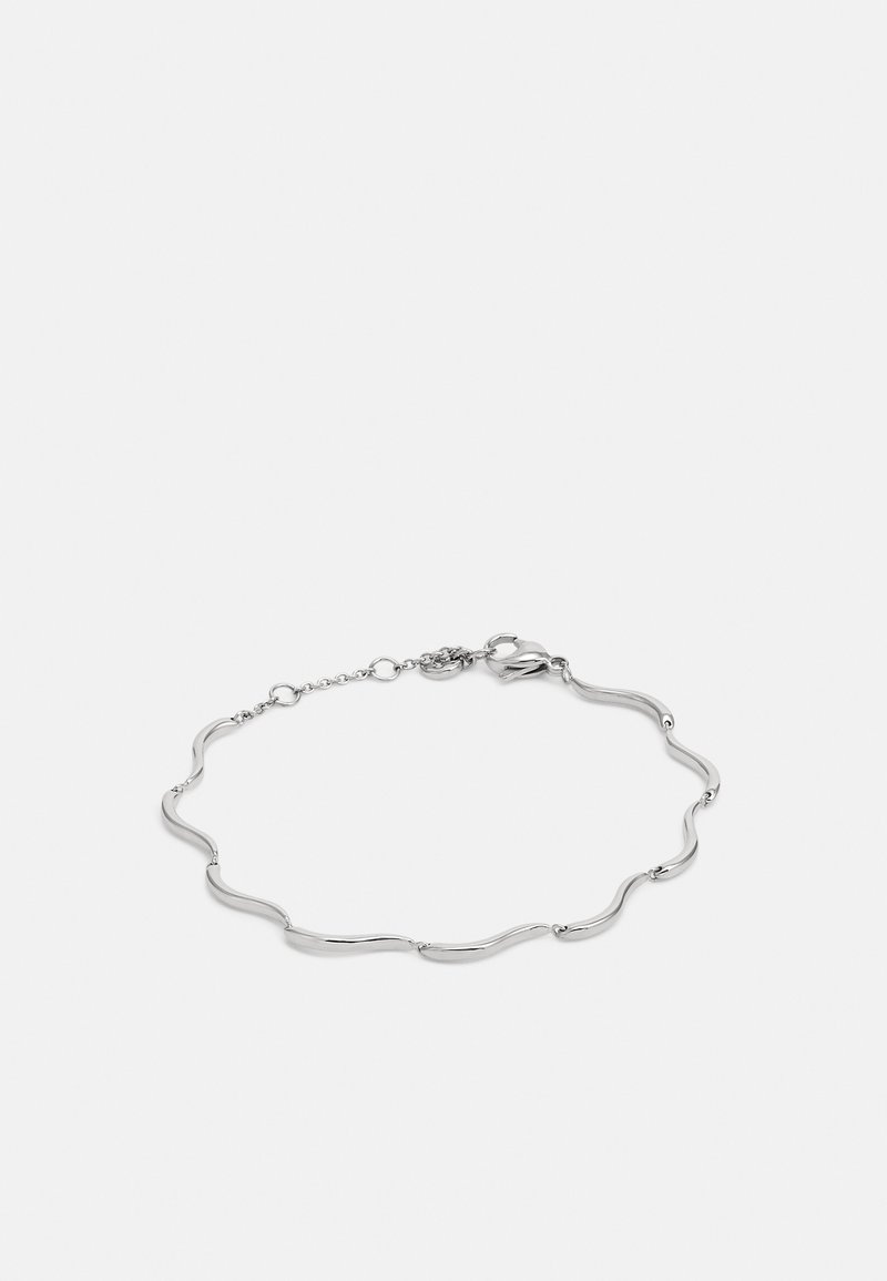 Pulsera de plata con eslabones ondulados, textura suave y cierre de langosta, con una extensión de cadena para un ajuste ajustable.
