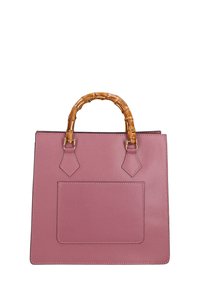Roze leren handtas met een gestructureerde vorm, voorzien van een bamboehendel en een voorvak. Gladde textuur met minimale hardwareaccenten.