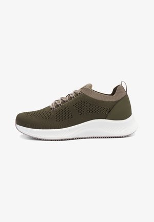 Olivgrüner Strick-Sneaker mit beigen Schnürsenkeln und Kragen, atmungsaktivem Obermaterial und dicker weißer Sohle, seitlich betrachtet.