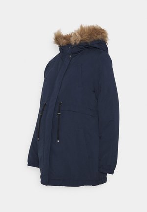 Cappotto parka blu navy con cappuccio in pelliccia sintetica, due Tasche frontali, vita regolabile con cordoncino e chiusura con zip e bottoni a pressione.