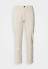 Pantalon beige slim fit pour homme avec passants de ceinture, bouton frontal, braguette zippée et poches latérales, présenté sur fond blanc uni.