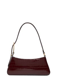 Bordeaux patent leren handtas met een gebogen, slank model. Voorzien van een korte, verstelbare schouderband en een gestructureerd krokodillenpatroon.