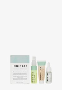 Indie Lee Discovery Kit, jossa on kolme pulloa: vihreä toner, valkoinen puhdistusaine ja kirkastava kasvoöljy, pastellivärisessä laatikossa, jossa on minimalistinen muotoilu.