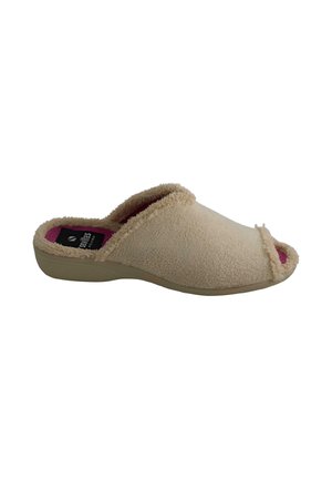 Zapatilla beige de punta abierta con parte superior de tela de rizo, plantilla acolchada y diseño sin cordones para mayor comodidad en interiores.