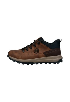 Braun-schwarzer Wanderschuh mit dicker Sohle, gepolstertem Kragen, vorne Schnürung und einem aufgenähten runden Logo an der Seite.