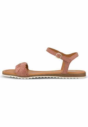 Różowa zamszowa sandałka z ozdobnym paskiem z motywem kwiatowym, regulowaną klamrą na kostce oraz płaską gumową podeszwą z teksturowanym bieżnikiem zapewniającym przyczepność.