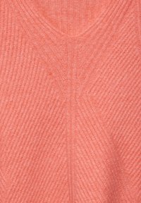 Korallfarbener, gerippter Strickpullover mit V-Ausschnitt, der feine vertikale und horizontale Linien, eine weiche Textur und ein nahtloses Design aufweist.