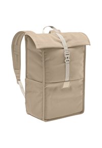 Mochila rectangular beige con cierre enrollable. Cuenta con correas ajustables, un bolsillo frontal y una textura de tela resistente.