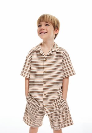 Stribet kortærmet skjorte og shorts sæt i beige og brune nuancer, med knapper og sidelommer, lavet af blødt stof.