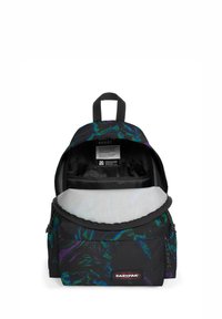 Mochila negra con un patrón marmoleado en púrpura y azul, amplio compartimento principal, forro gris, bolsillo frontal y asa de transporte superior.