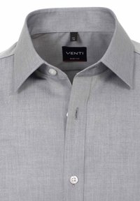 Grijze getailleerde shirt met een soepele textuur, button-down kraag en een enkele borstzak. Bevat een merketiket aan de binnenzijde van de kraag.
