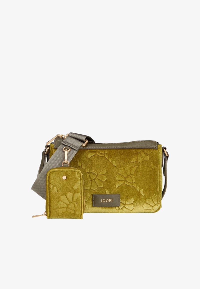 Borsa a spalla in velluto verde oliva con motivo floreale in rilievo, accessori in oro, tracolla regolabile e portacarta abbinato.