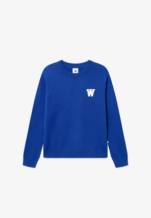 Plavi pleteni pulover s okruglim izrezom, rebrastim rubom i manžetama, s bijelim "W" logotipom na prsima. Glatka tekstura, klasičan kroj.