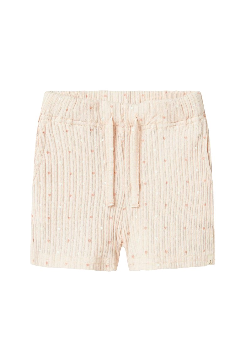 Pantalones cortos de color rosa claro, hechos de una tela texturada con rayas verticales y pequeños puntos blancos. Presentan una cintura elástica y un cordón de ajuste.