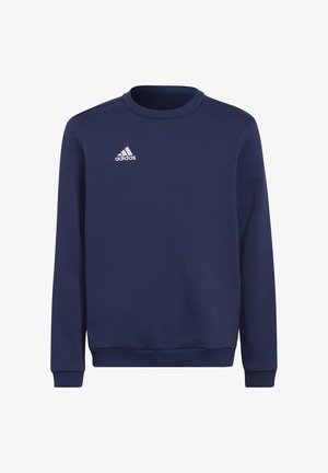 Námornícky modrý sveter vyrobený z mäkkej tkaniny, s rebrovaným okrúhlym výstrihom, dlhými rukávmi a malým bielym logom adidas na hrudi.