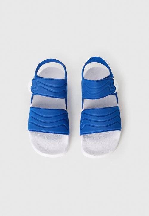 adidas ADILETTE UNISEX - Sandalias de senderismo - team royal blue/white — foto 4
