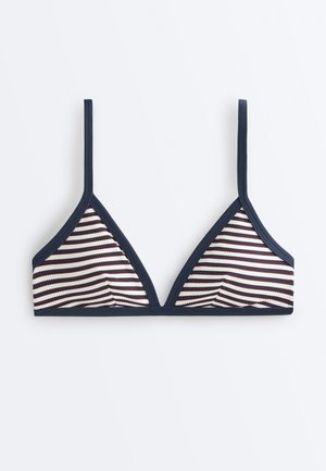 Háromszög alakú bikini felső vékony tengerészkék pántokkal és vízszintes tengerészkék, fehér és bordó csíkokkal, fehér háttér előtt.