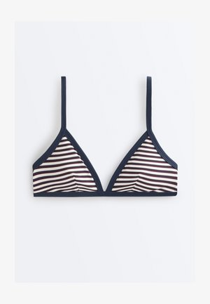 Háromszög alakú bikini felső vékony tengerészkék pántokkal és vízszintes tengerészkék, fehér és bordó csíkokkal, fehér háttér előtt.