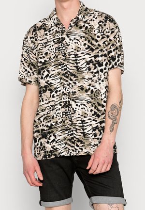 Chemise à manches courtes avec un imprimé animalier dans des tons de beige, noir et vert olive, avec une coupe décontractée et une texture douce.