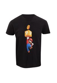 Schwarzes Baumwoll-T-Shirt mit einem bedruckten Grafikmotiv eines springenden Charakters mit rotem Hut und blauen Latzhosen, der nach einem Fragezeichenblock und einer Münze greift.