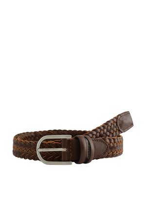 Ceinture en cuir tressé marron avec boucle rectangulaire argentée, enroulée avec deux passants en cuir sur fond blanc.