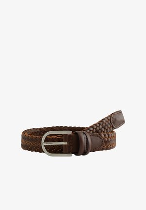 Ceinture en cuir tressé marron avec boucle rectangulaire argentée, enroulée avec deux passants en cuir sur fond blanc.