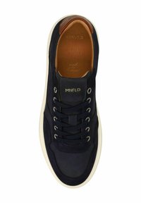 Sneaker in suede blu navy con dettagli in pelle. Presenta una punta arrotondata, suola bianca e occhielli in metallo con lacci. Logo "MNFLD" impresso sulla linguetta.