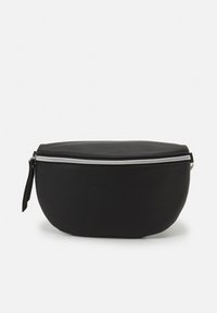 Zwarte ovalen tas gemaakt van textuurmateriaal, met een zilveren ritssluiting en discreet merklogo op de voorkant.