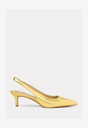 Gelbe metallische Slingback-Peeptoes mit einer spitzen Zehenpartie, niedrigem Blockabsatz und glatter Textur. Verfügt über einen Ausschnitt an der Seite für ein einfaches An- und Ausziehen.