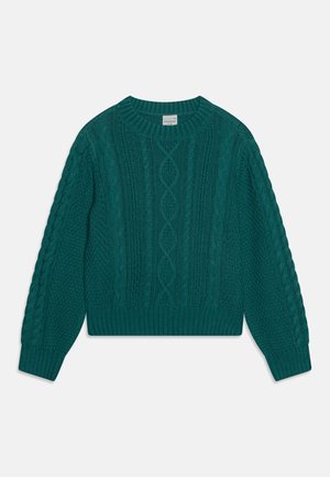 Sweter dzianinowy w kolorze zielono-niebieskim z wzorami warkoczy i diamentów, z okrągłym dekoltem oraz ściągaczami na rękawach i dole, ułożony płasko na białym tle.