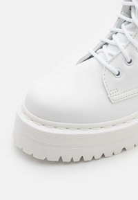 Dr. Martens JADON II MONO UNISEX - Stivaletti con plateau - optical white