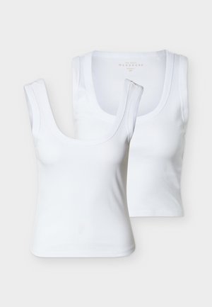 Deux débardeurs blancs côtelés avec encolures dégagées, l'un présenté de face et l'autre plié à plat derrière.