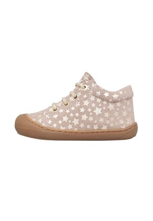 Scarpe in suede rosa chiaro con un motivo a stelle, punta rotonda e suola in gomma beige; caratteristiche lacci in tonalità oro e design a caviglia bassa.