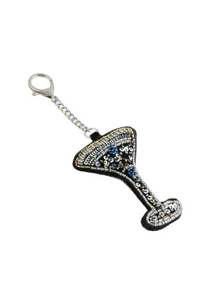 Schlüsselanhänger in Form eines Martini-Glases, ausgestattet mit schwarzem Stoff, silbernen und blauen Pailletten sowie einem Metallclip mit Kettenbefestigung.