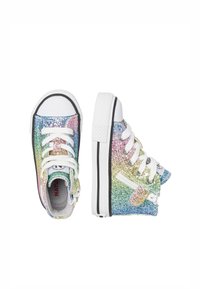 Des sneakers montants pour tout-petits, en paillettes arc-en-ciel, avec des embouts blancs, des lacets et des zips sur le côté, présentés en vue de dessus et de côté.