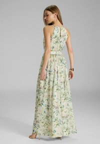 Abito maxi in tessuto verde chiaro con stampa floreale; presenta un collo all'americana, vita cintrata e gonna fluida.