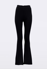 Zwarte, rekbare wijde broek met een hoge tailleband; gladde textuur zonder zichtbare patronen of hardware, ontworpen voor een aansluitende silhouet.