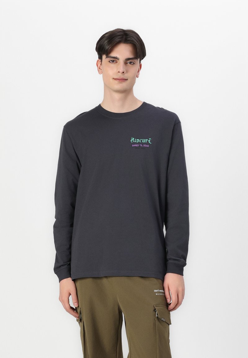 Dunkelgraues Langarmshirt aus Baumwolle. Mit grafischem Fronttext in Grün und Lila. Einfaches Rundhalsdesign, taillierte Silhouette.