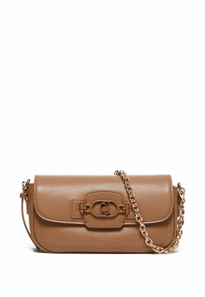 Sac à bandoulière en cuir marron avec rabat, détails cousus, une boucle centrale et une bandoulière chaîne dorée sur fond blanc.