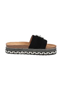 Mule noire avec un dessus en tissu texturé, boucle décorative en argent, et une semelle plateforme tissée noir et blanc.