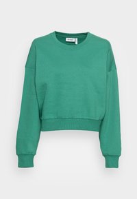 Felpa cropped verde a maniche lunghe con polsini e orlo a coste e scollatura a girocollo, etichettata "Weekday", presentata su uno sfondo bianco.