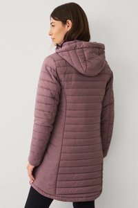 Gevoerde, lange jas in gedempt mauve met horizontaal gestikt ontwerp, verstelbare capuchon en zijzakken. Soepele, lichte stof.